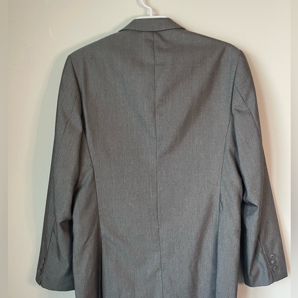 Timeless Gray Blazer - Classic, Versatile, and Perfect for Any Occasion - Picture 3 of 5